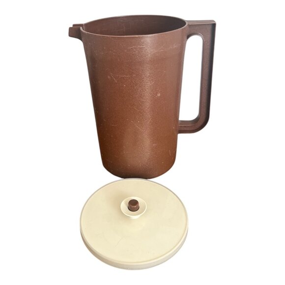 Vintage Brown Tupperware Pitcher W/ Lid 1416-1 Plastic Durable Retro Kitchenware - Picture 1 of 8
